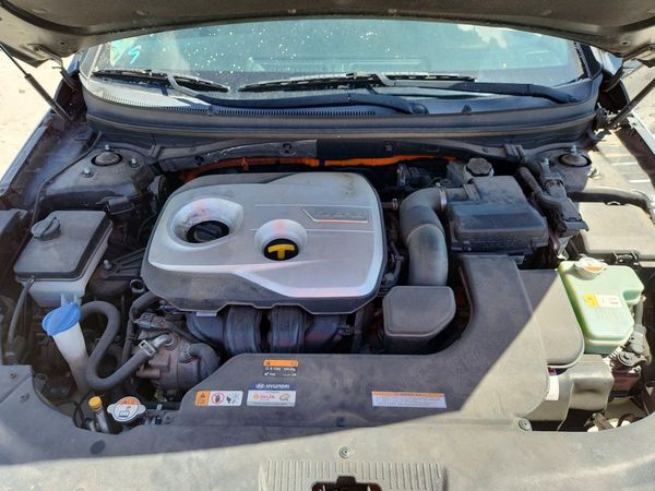 2016 HYUNDAI SONATA GL (Middle-Low) — Engine bay