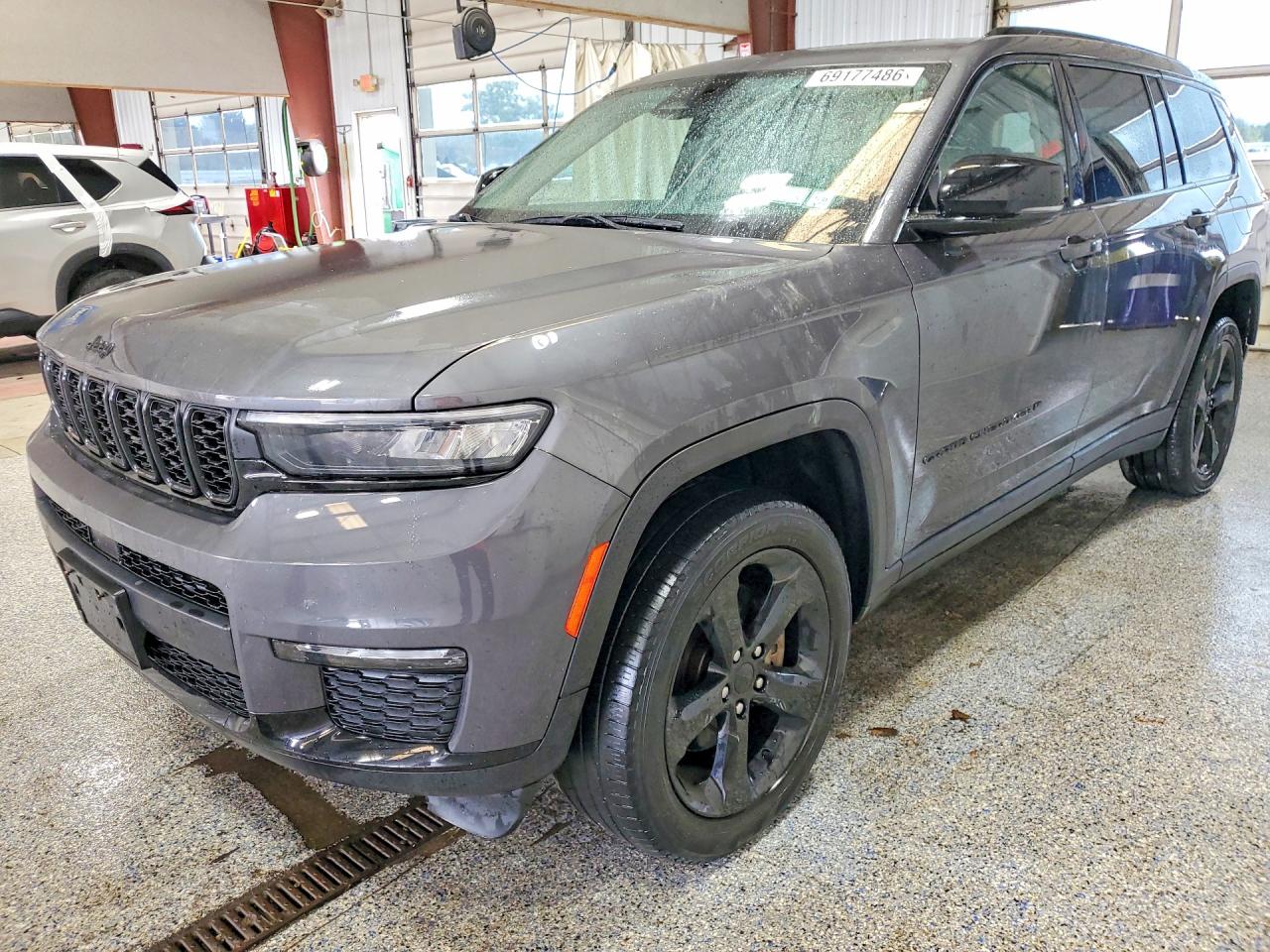 2023 JEEP GRAND CHEROKEE Limited — Front 3/4