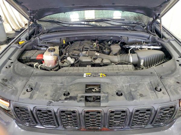 2023 JEEP GRAND CHEROKEE Limited — Engine bay