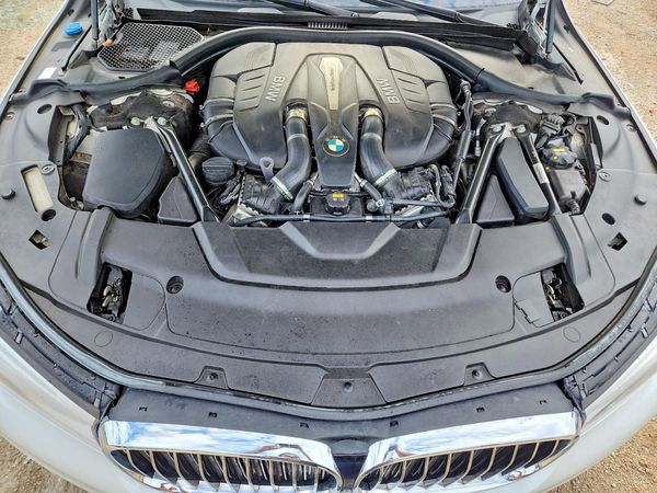 2016 BMW 750 xDrive — Engine bay