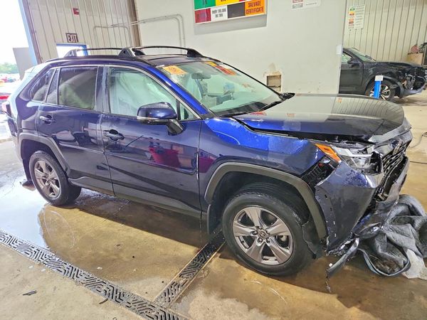 2024 TOYOTA RAV4 XLE — Passenger 3/4