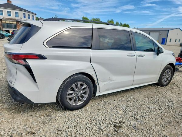 2022 TOYOTA SIENNA XLE