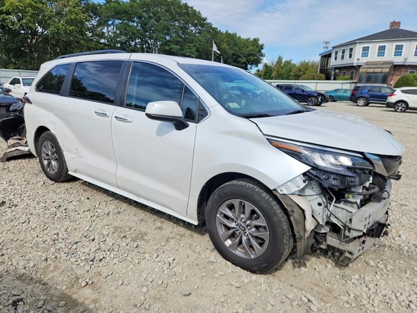 2022 TOYOTA SIENNA XLE