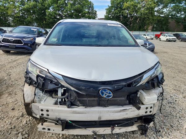 2022 TOYOTA SIENNA XLE