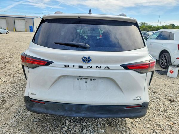 2022 TOYOTA SIENNA XLE