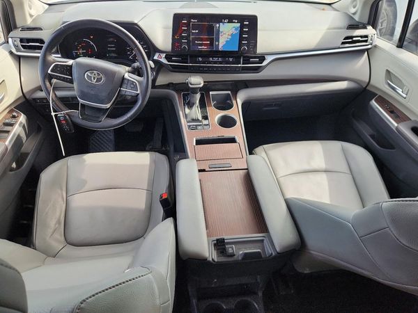 2022 TOYOTA SIENNA XLE