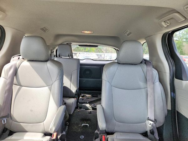 2022 TOYOTA SIENNA XLE