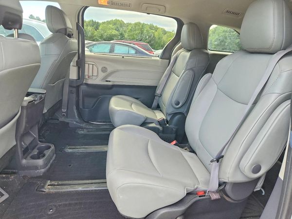 2022 TOYOTA SIENNA XLE