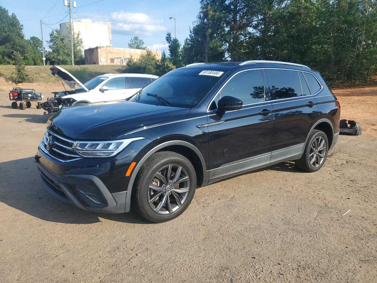 2022 VOLKSWAGEN TIGUAN — Front 3/4