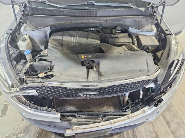 2017 KIA SORENTO — Engine bay
