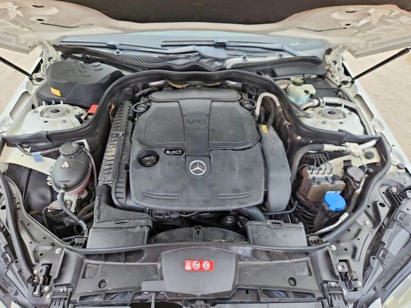 2015 MERCEDES-BENZ E — Engine bay