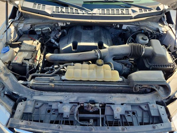 2019 FORD F150 — Engine bay