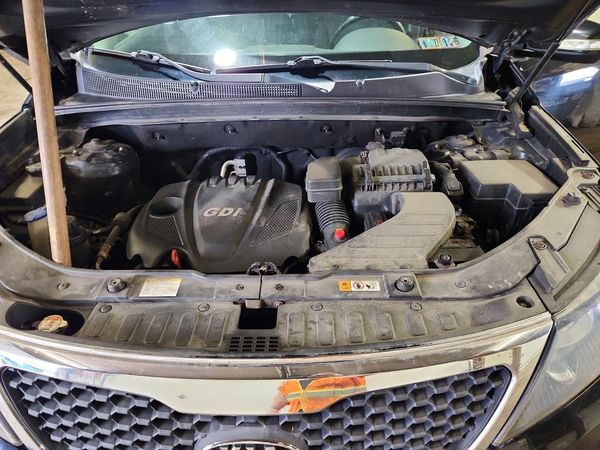 2013 KIA SORENTO Base / LX — Engine bay