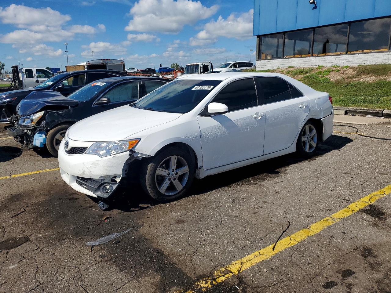 2014 TOYOTA CAMRY — Front 3/4
