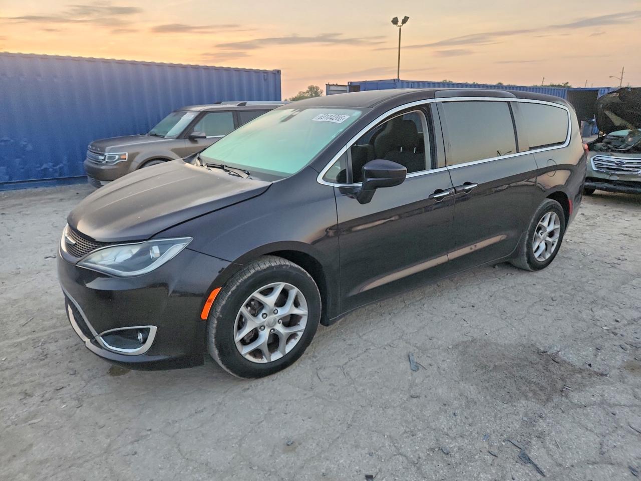 2019 CHRYSLER PACIFICA — Front 3/4