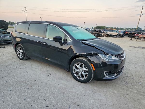 2019 CHRYSLER PACIFICA — Passenger 3/4