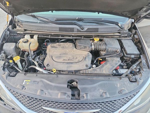 2019 CHRYSLER PACIFICA — Engine bay