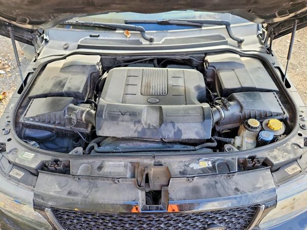 2013 LAND ROVER RANGEROVER HSE — Engine bay