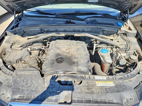 2012 AUDI Q5 Premium Plus — Engine bay