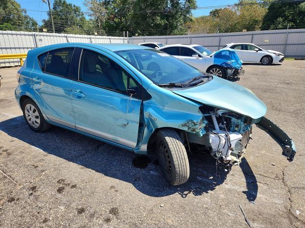 2014 TOYOTA PRIUS — Passenger 3/4