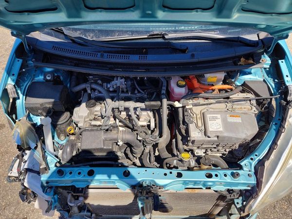 2014 TOYOTA PRIUS — Engine bay