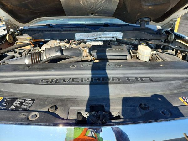 2018 CHEVROLET SILVERADO LT — Engine bay