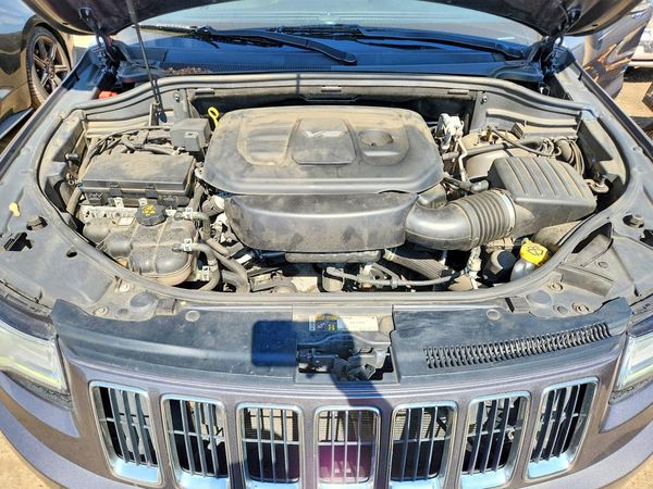2016 JEEP GRAND CHEROKEE Limited — Engine bay