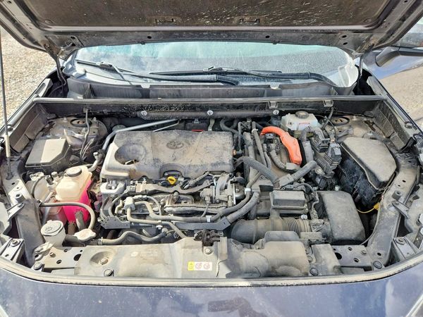 2019 TOYOTA RAV4 XSE HV 4WD — Engine bay