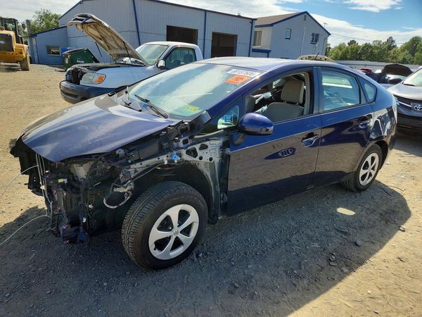2013 TOYOTA PRIUS — Front 3/4