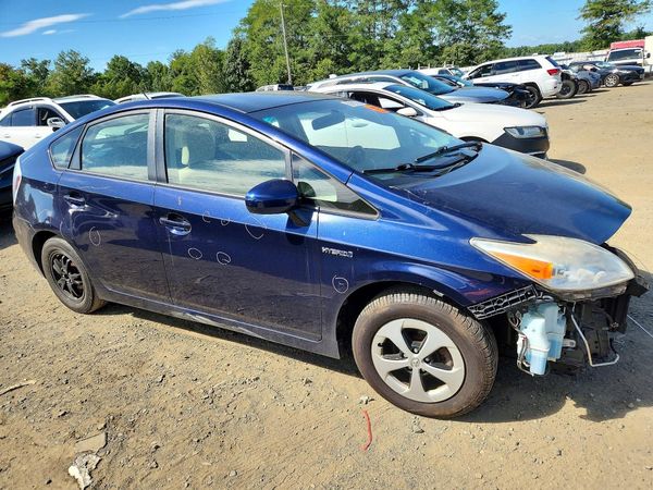 2013 TOYOTA PRIUS — Passenger 3/4