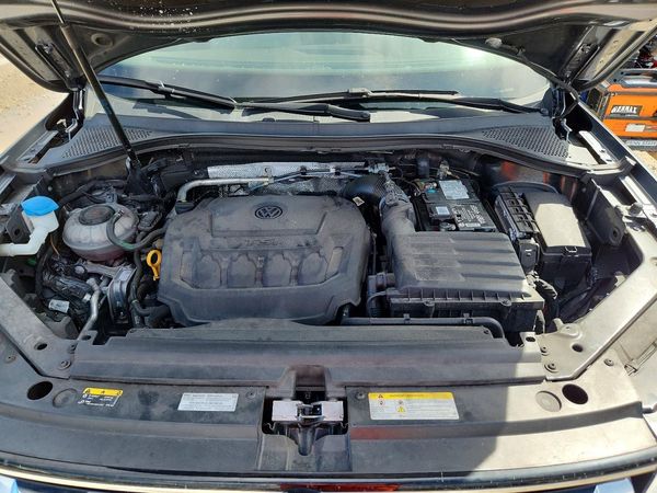 2021 VOLKSWAGEN TIGUAN — Engine bay