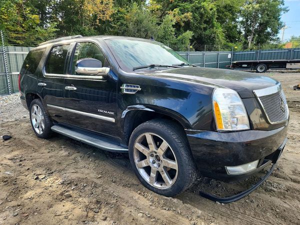 2012 CADILLAC ESCALADE — Passenger 3/4