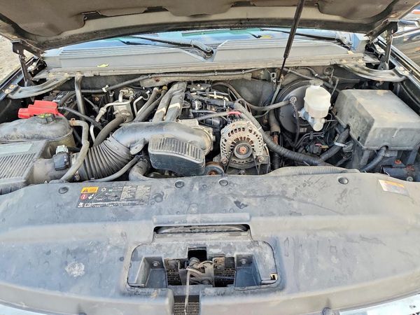 2012 CADILLAC ESCALADE — Engine bay