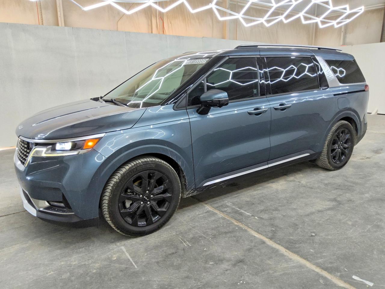 2022 KIA CARNIVAL SX, SX Prestige — Front 3/4
