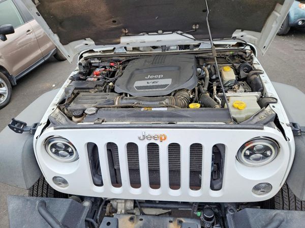 2015 JEEP WRANGLER UNLIMITED Rubicon — Engine bay