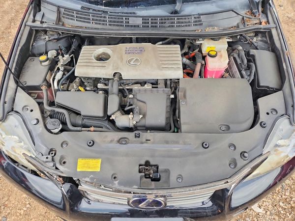 2012 LEXUS CT 200h — Engine bay
