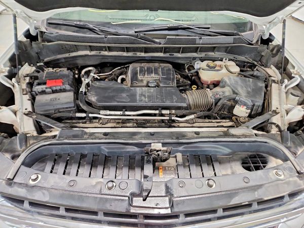 2022 CHEVROLET SILVERADO LT — Engine bay