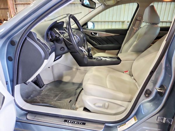 2017 INFINITI Q50 — DENT
