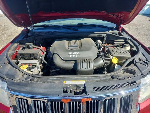 2012 JEEP CHEROKEE Laredo — Engine bay