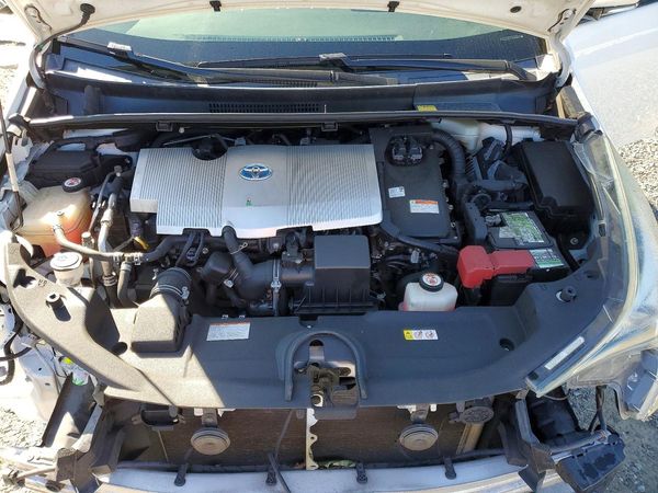 2018 TOYOTA PRIUS — Engine bay