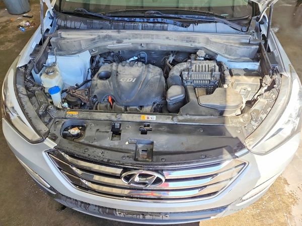 2014 HYUNDAI SANTA FE GLS — Engine bay