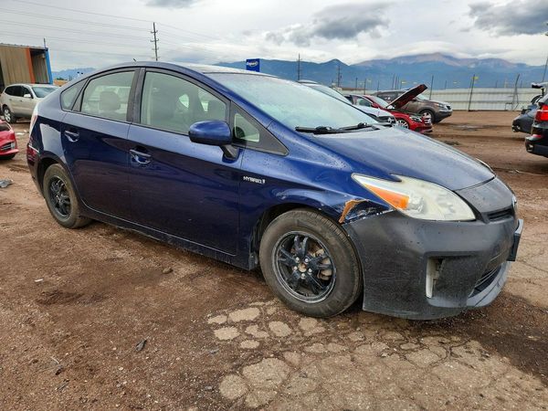 2015 TOYOTA PRIUS — Passenger 3/4