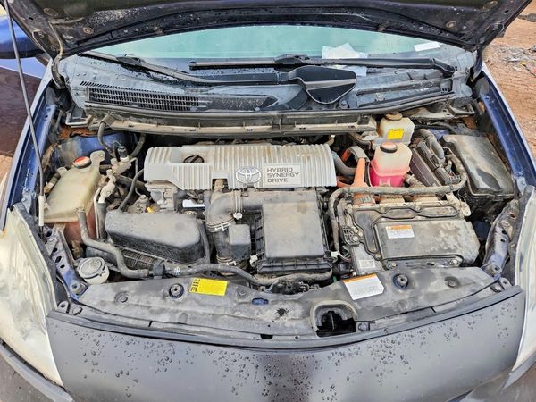 2015 TOYOTA PRIUS — Engine bay