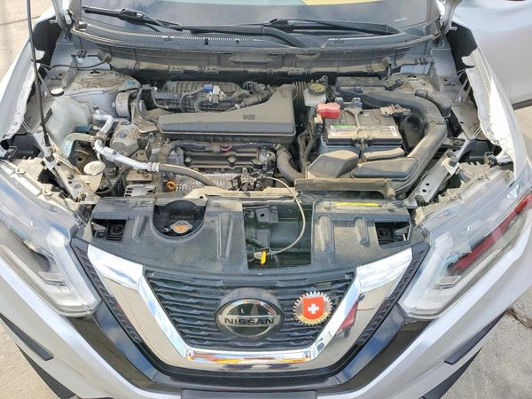 2019 NISSAN ROGUE — Engine bay