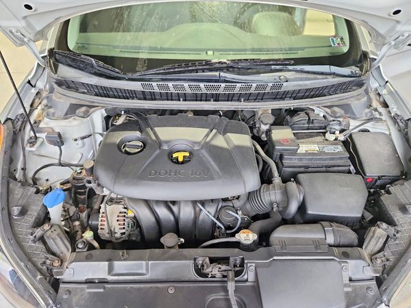 2013 HYUNDAI ELANTRA — Engine bay