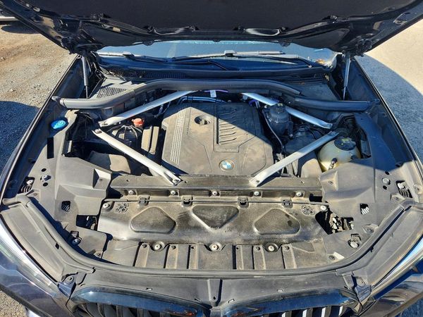 2022 BMW X6 xDrive40i — Engine bay