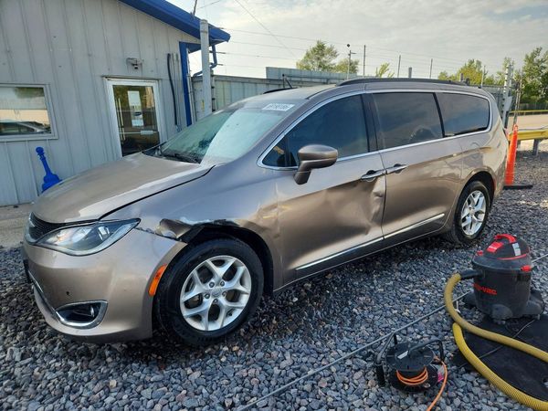 2017 CHRYSLER PACIFICA Touring L — Front 3/4