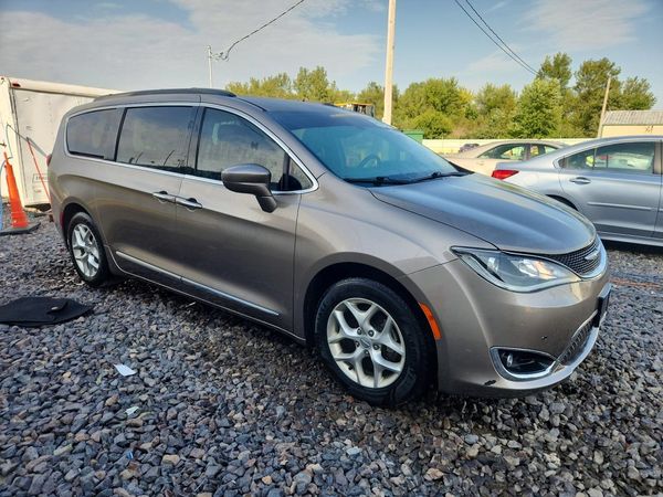 2017 CHRYSLER PACIFICA Touring L — Passenger 3/4