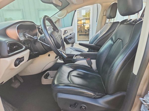 2017 CHRYSLER PACIFICA Touring L — DENT