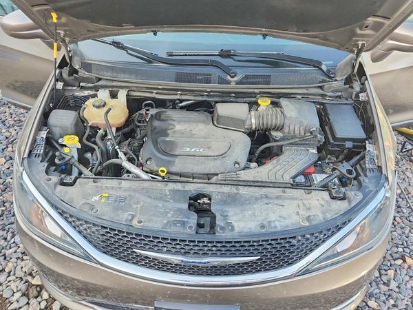 2017 CHRYSLER PACIFICA Touring L — Engine bay
